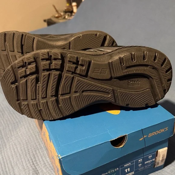 Brooks Black Extra Wide Athletic Sneakers - Picture 7 of 10